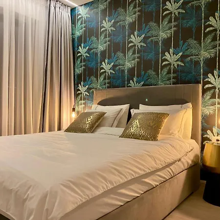 Golden Vibes In Bel Air Apartment