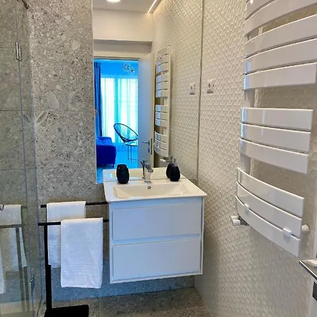 Golden Vibes In Bel Air 公寓