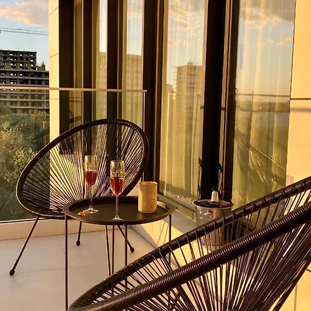 Golden Vibes In Bel Air Lägenhet